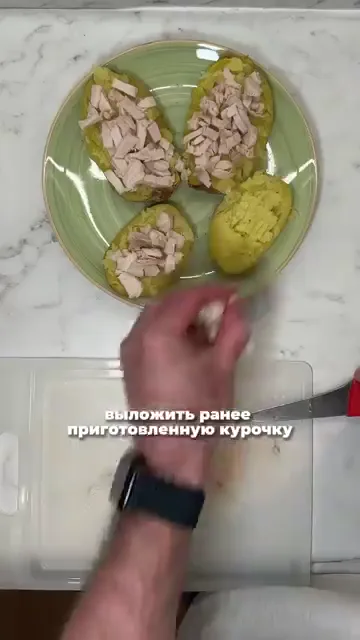 Шаг 4: Разрезать картофель пополам, размять вилочкой