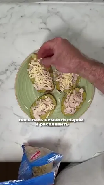 Шаг 5: Выложить ранее приготовленную курочку и посыпать сыром