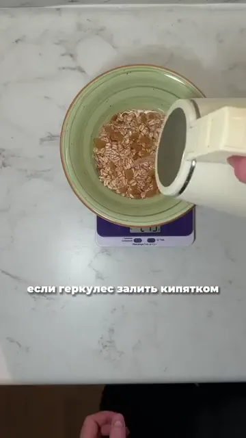 Шаг 7: Залить геркулес кипятком и дать постоять 10 минут