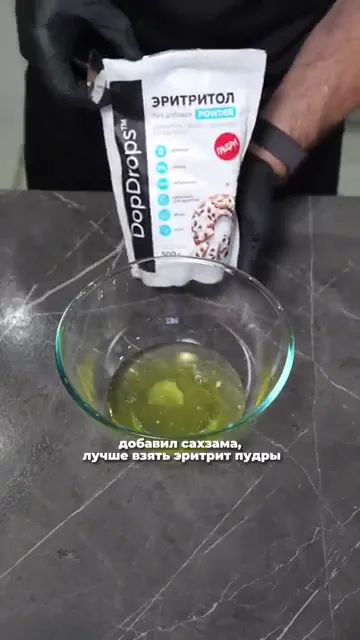 Шоколадный торт с вишней
