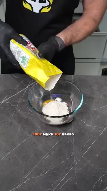 Шаг 4: Добавить сахар заменитель, муку, какао, разрыхлитель