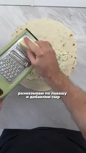 Шаг 2: Размазать смесь по лавашу