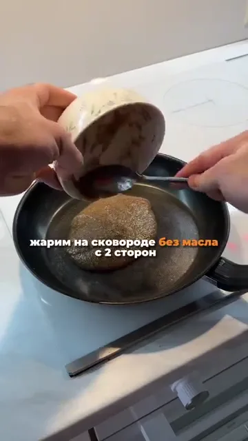Шаг 3: Обжарить смесь на сковороде без масла с двух сторон