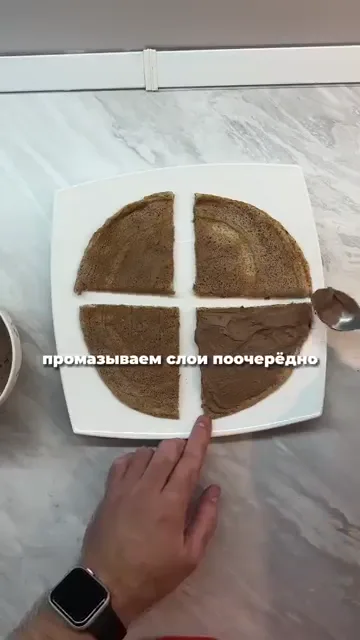 Шаг 7: Промазывать слои кремом и собрать торт