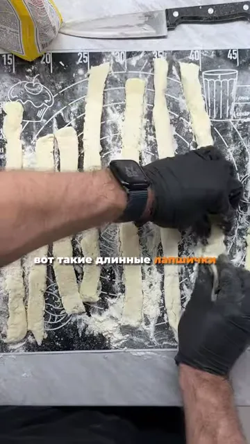 Шаг 3: Формировать тесто: раскатать тесто скалкой, разделить на полоски, посыпать мукой и сделать колбаски