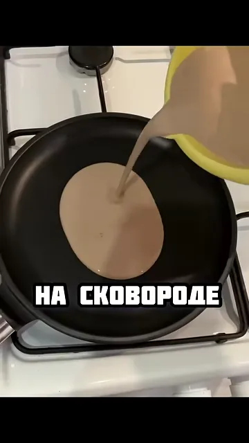 Шаг 2: Все размешиваем и выпекаем коржи на сковородку