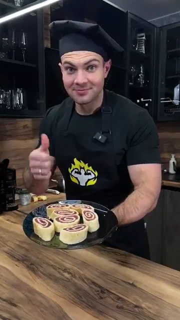 Сладкий рулет с белковым коржом и клубникой