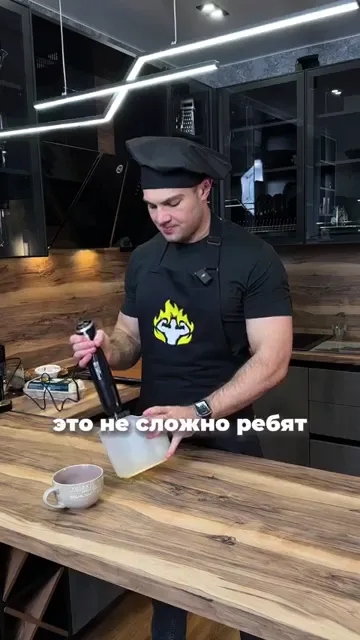 Шаг 2: Добавьте лук и чеснок, обжарить 2 минуты